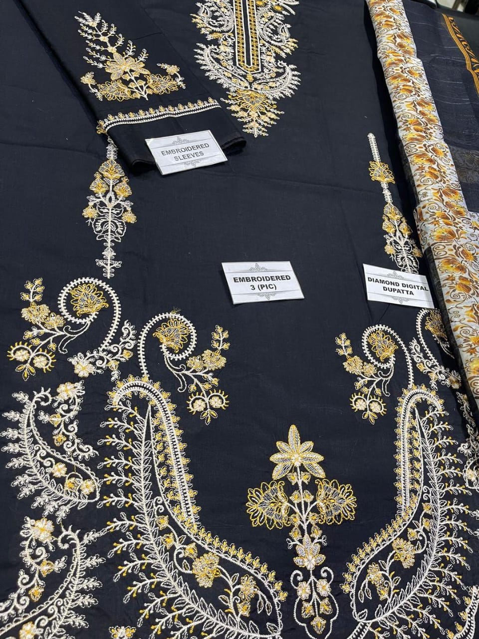 3 Pcs Women's Unstitched Printed Suit